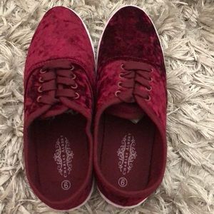 NEVER WORN Forever 21 Burgundy Velvet Shoes Size 9